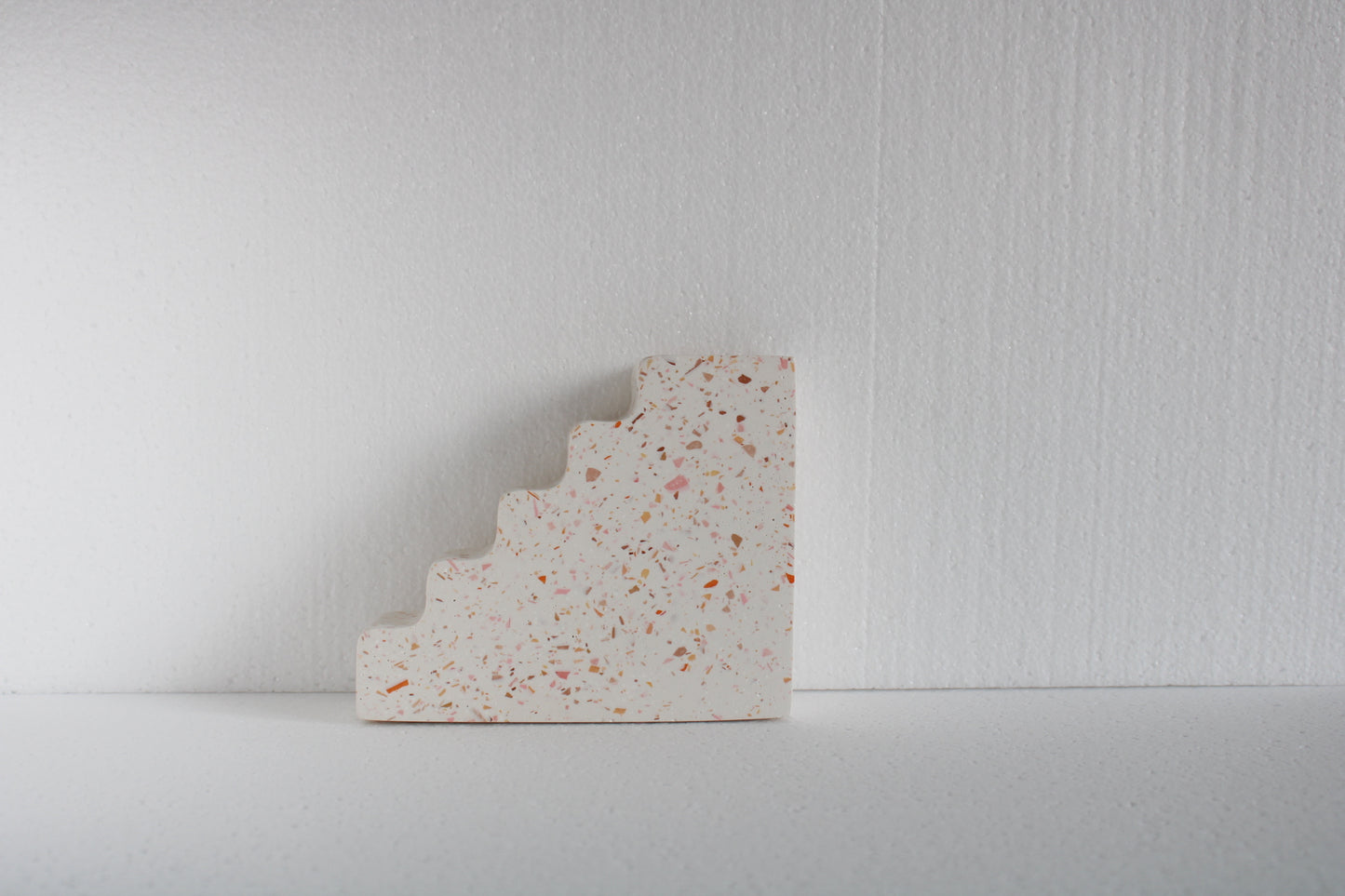Vaas/Boekensteun Trapvorm Terrazzo oranje/wit/roze