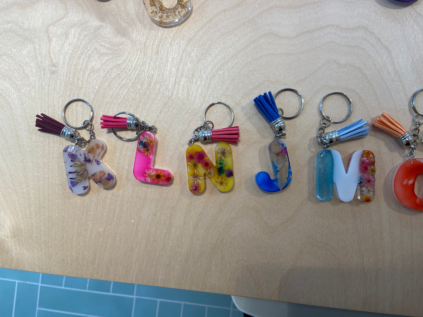 Sleutelhanger Letter + Bloemen/Glitter/Kleur