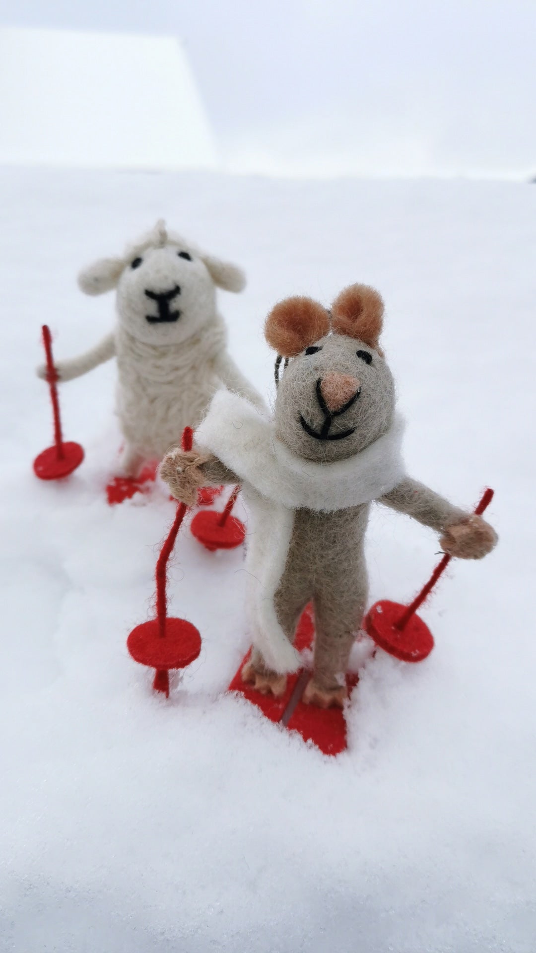 Vilten Kersthanger - Muis Marcel op Ski's - Rood - Handgemaakt